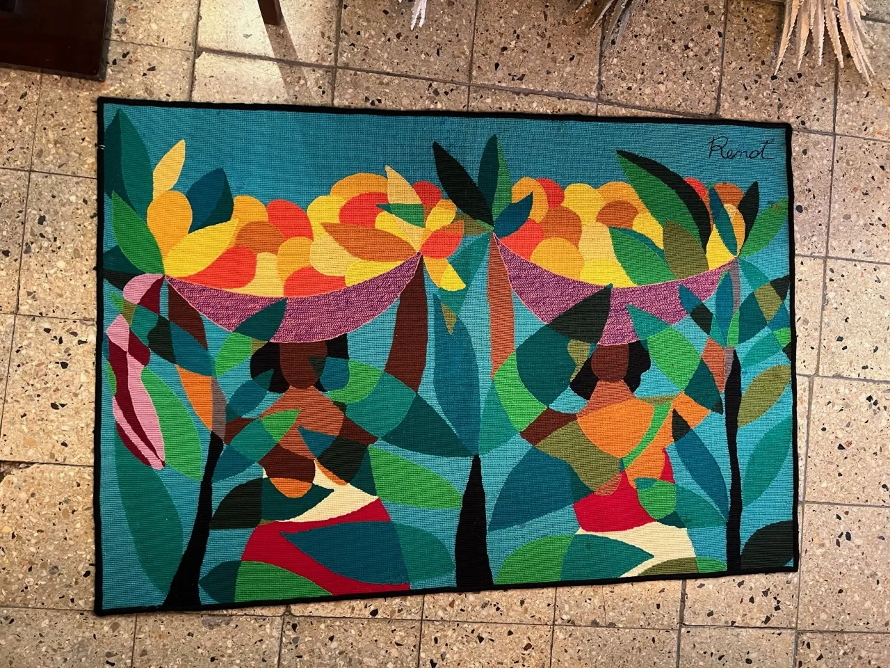 Arazzo antico con figure e colori vivaci in un ambiente colorato