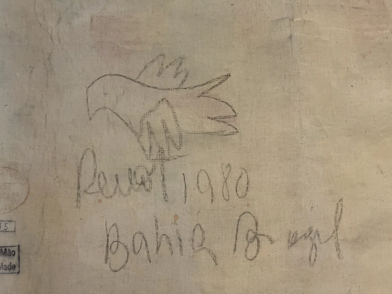 tapiz antiguo con diseño de ave en fondo claro