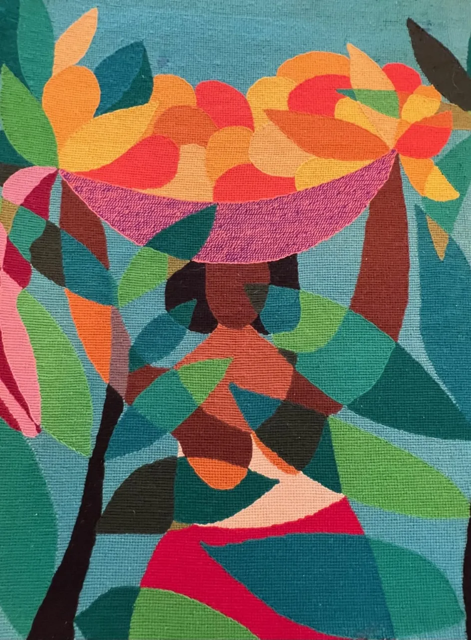 نسيج جداري قديم مع تصميم نابض بالحياة من الأزهار والأوراق