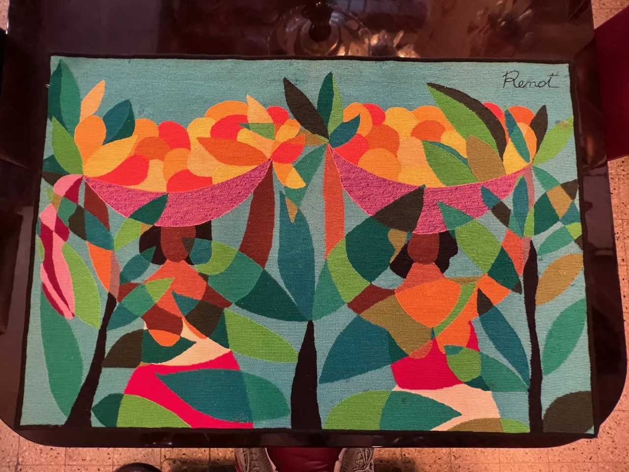 старинный гобелен ярких цветов с фигурами и растениями