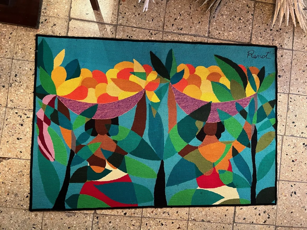 tapeçaria antiga mostrando mulheres carregando frutas na cabeça