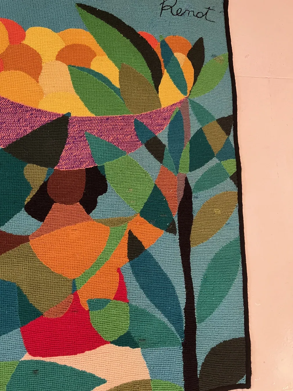 antiker Wandteppich mit lebhaften Farben und organischen Formen, natürliche Motive.