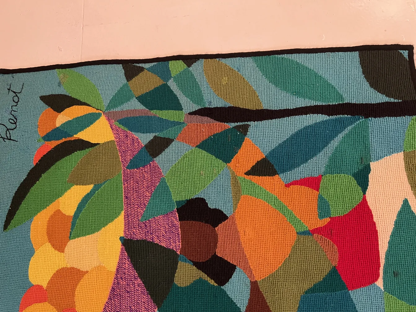 tapisserie ancienne avec des couleurs vives de feuilles et de fruits