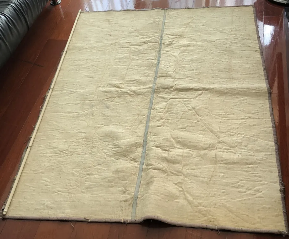 tapeçaria antiga com design minimalista em fundo claro