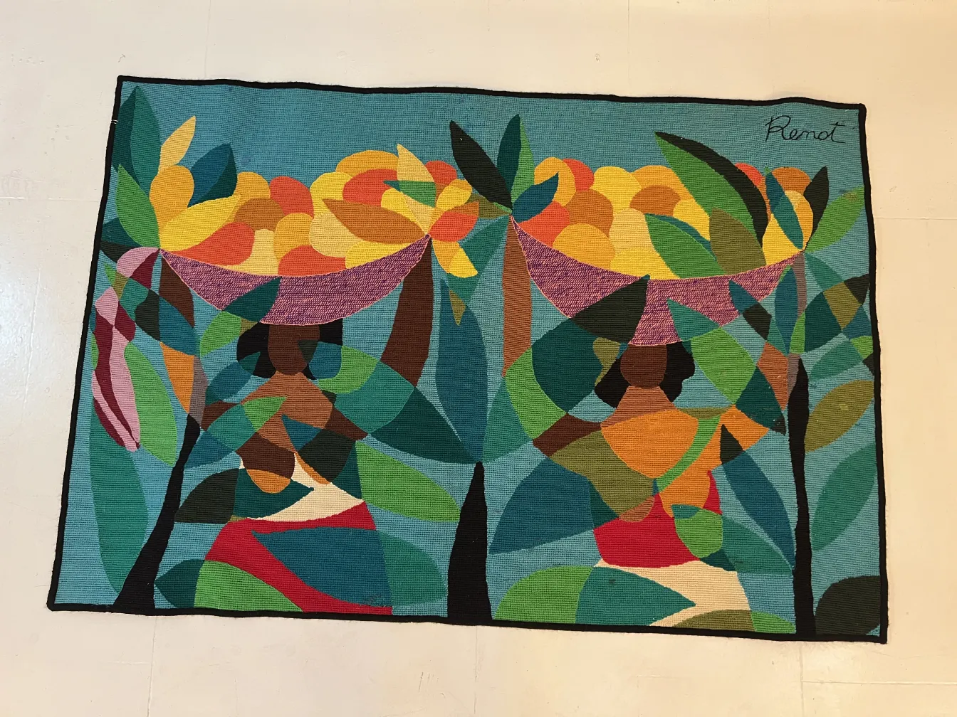 tapeçaria antiga com cores vivas e formas humanas no ambiente