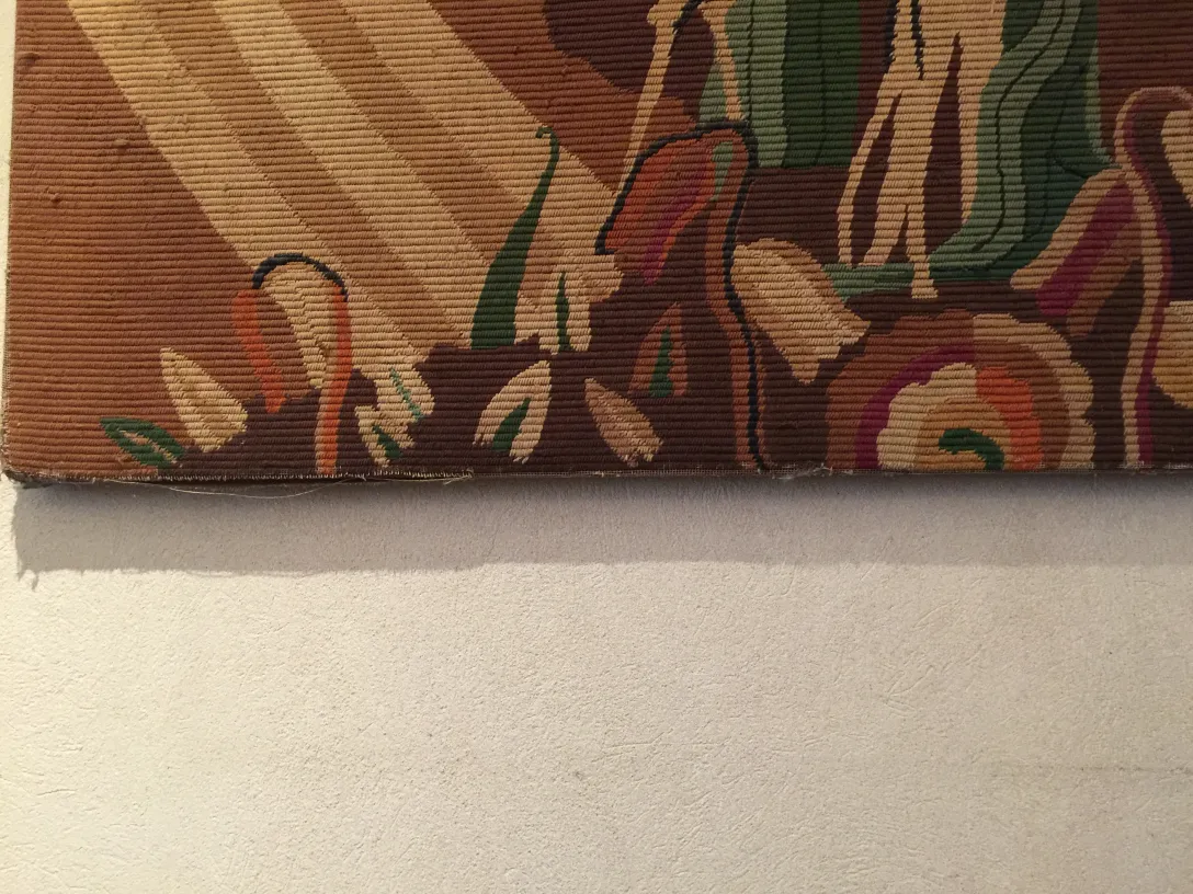 tapeçaria antiga decorativa com padrões e cores vívidas