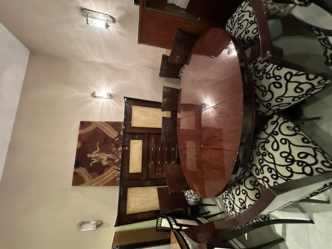 arazzo antico decorativo su una parete elegante con mobili