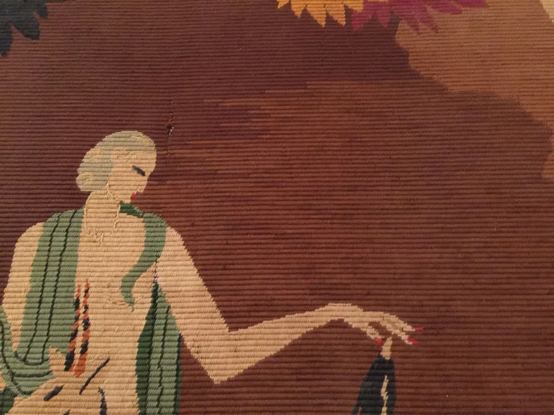 装飾的な古代タペストリ女性の形暖かい色合いと花のアクセント