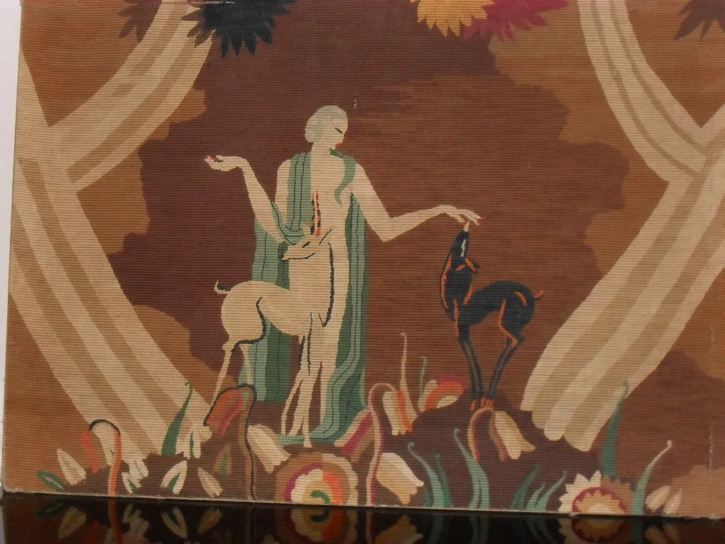 고대 태피스트리, 배경에는 나무와 꽃이 있으며 동물을 묘사