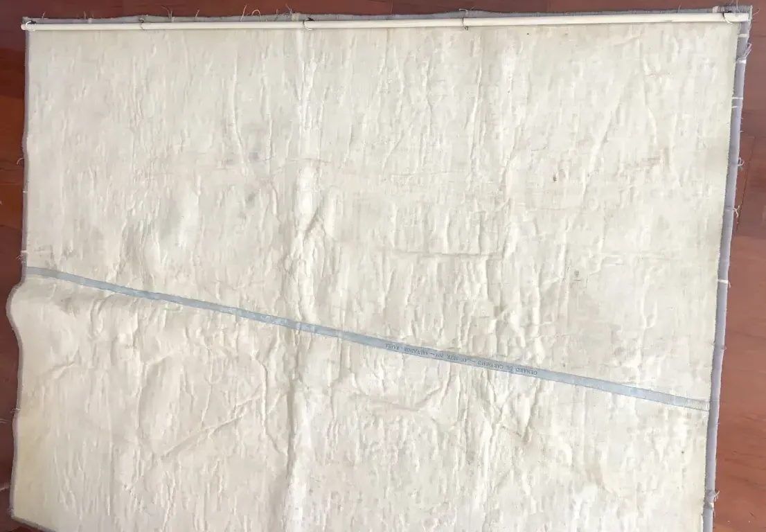 Antiker wandteppich mit weicher textur und hellem farbton, von genaro de carvalho, auf neutralem hintergrund.