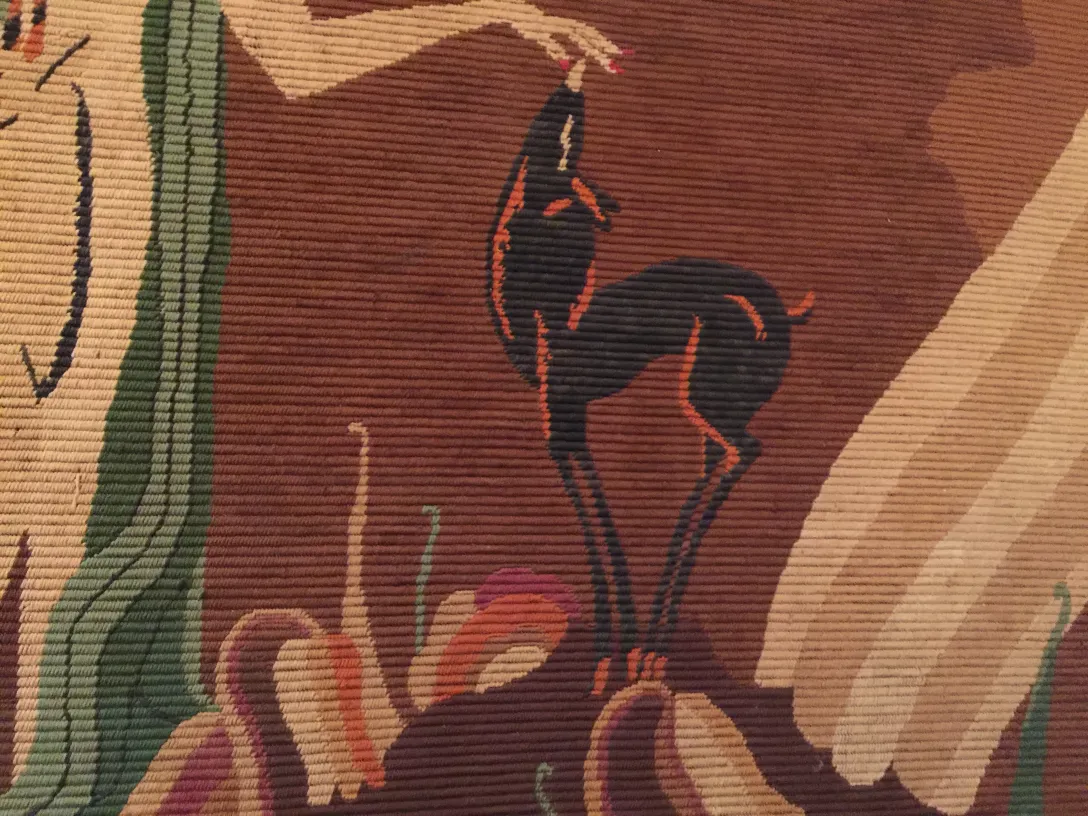 tapisserie ancienne avec un cerf noir et des formes colorées