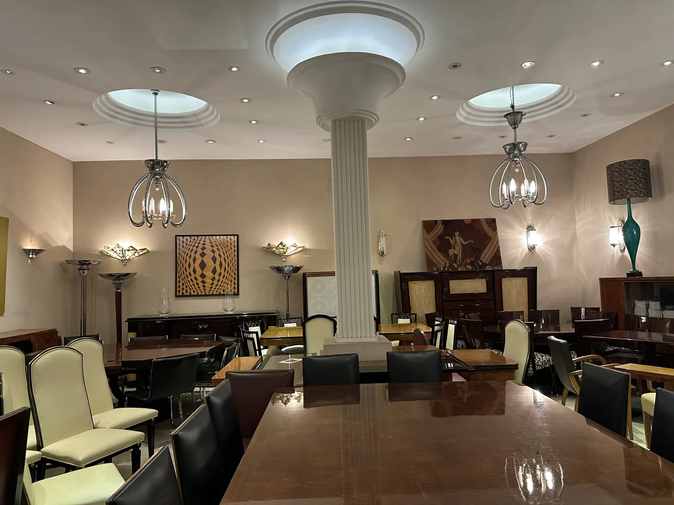 arazzo antico decorativo in un ambiente elegante con tavoli e sedie