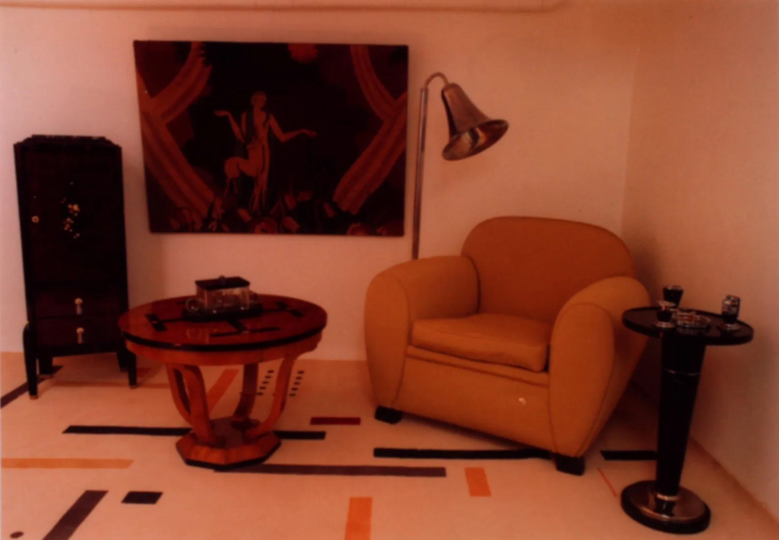 tapiz antiguo decorativo con colores cálidos en la pared