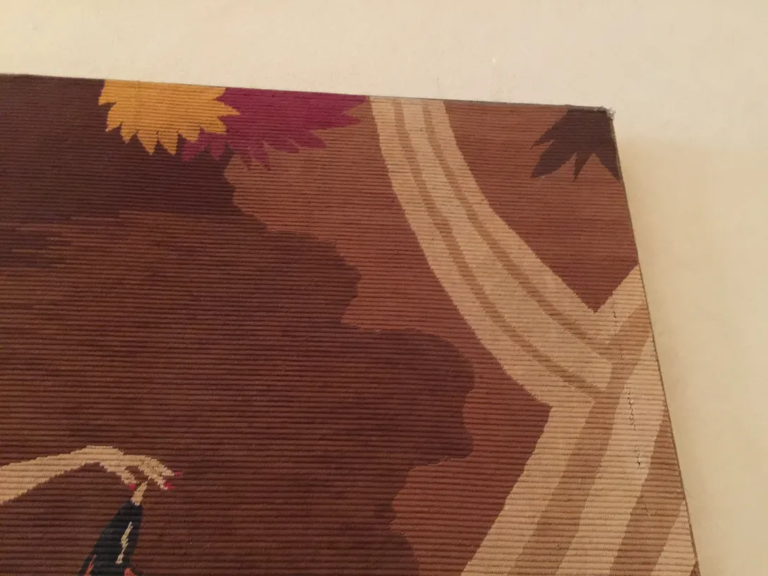 arazzo antico con design floreale in tonalità calde