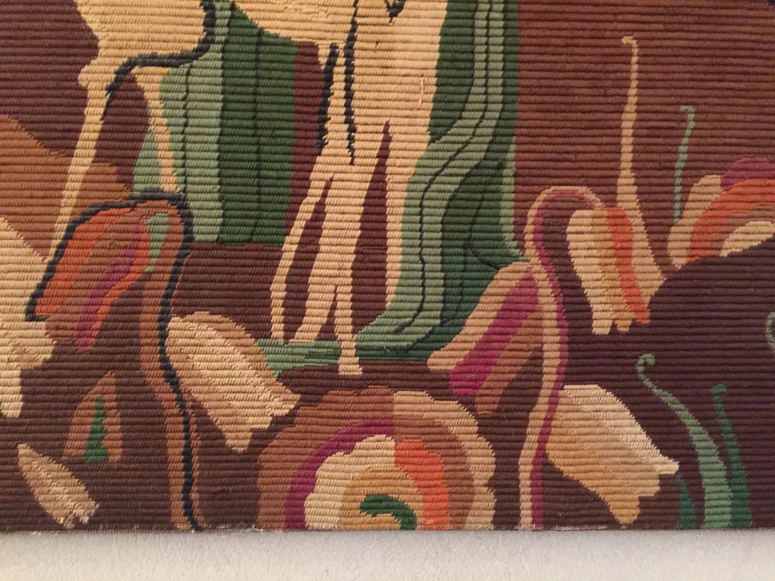 نسيج جداري قديم بألوان بنية وأشكال زهرية