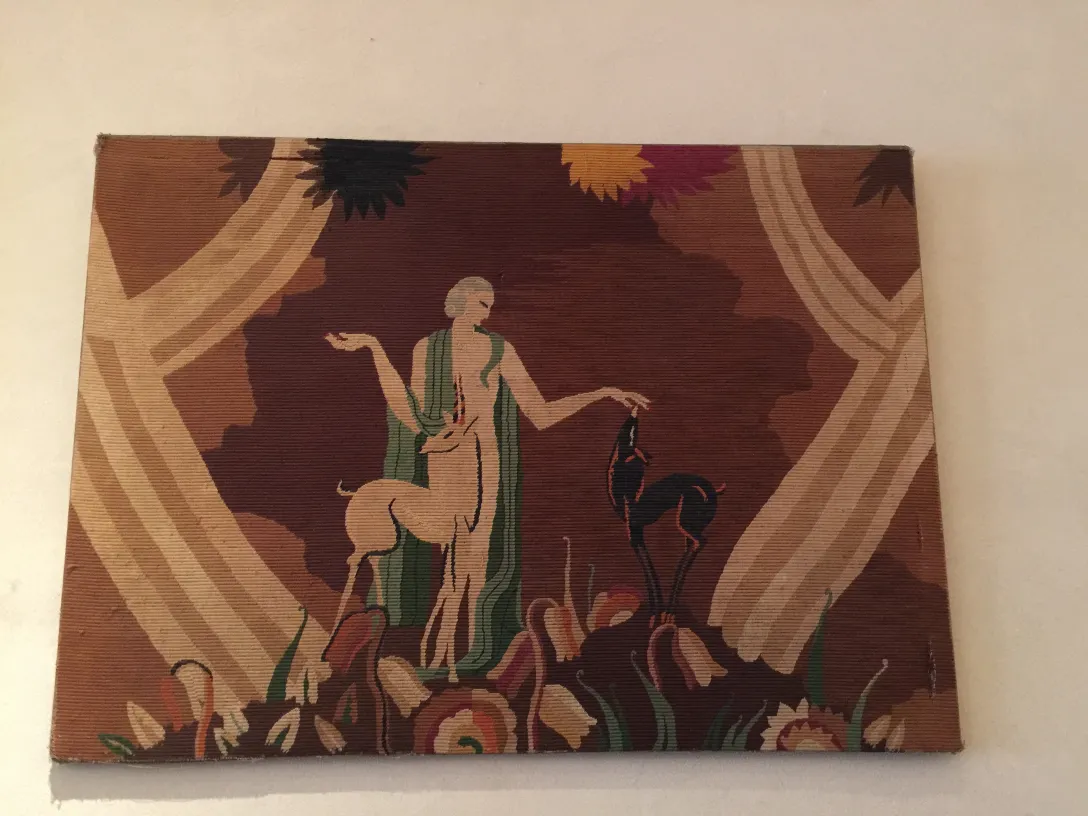 نسيج جداري قديم مزين بأشكال ملونة وزهور