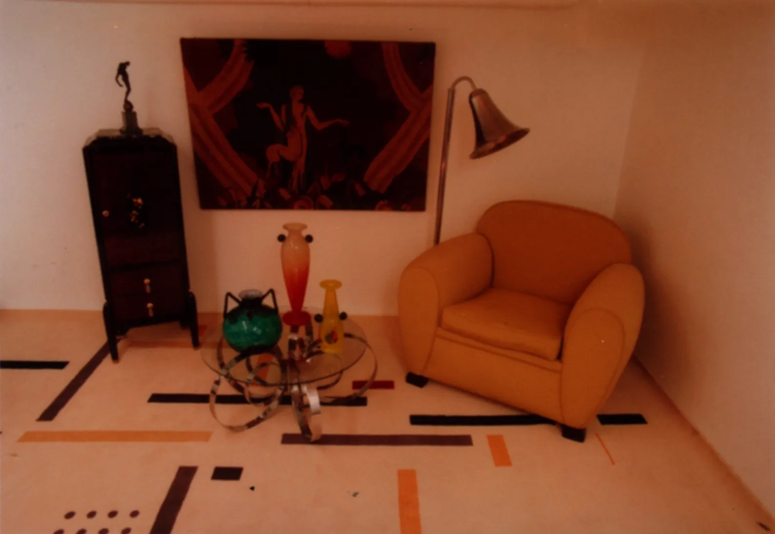 tapiz antiguo en una habitación con muebles decorativos