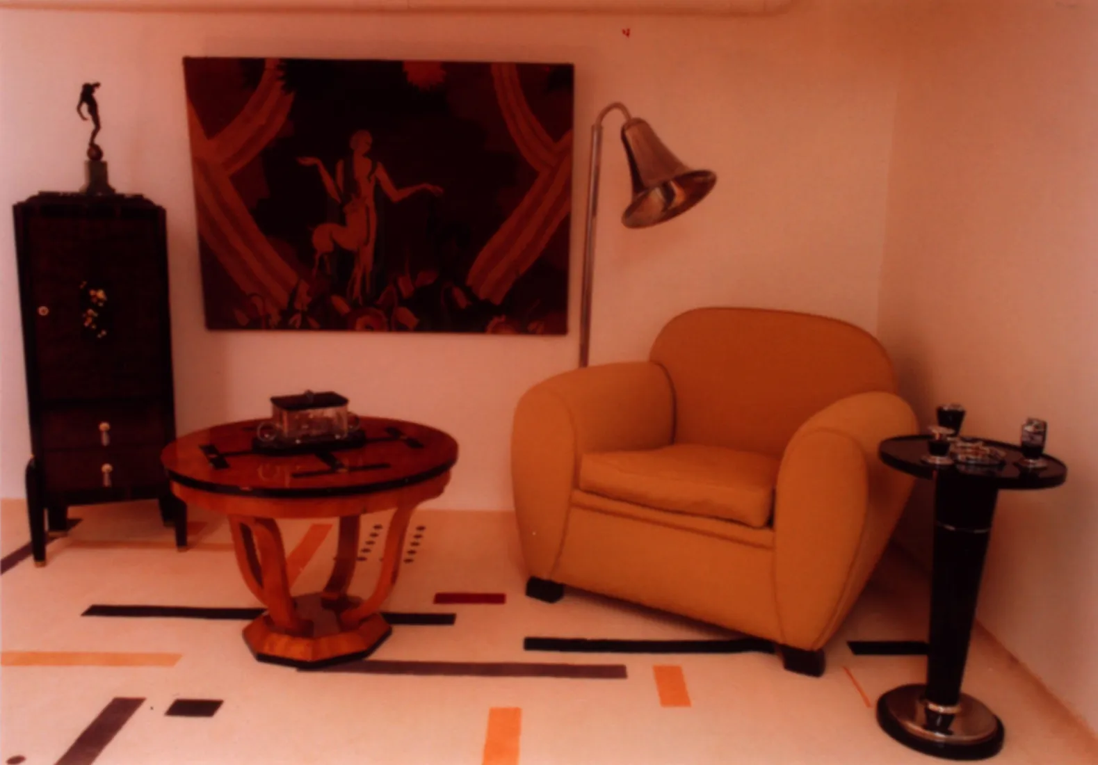 tapiz antiguo con motivos decorativos en la pared