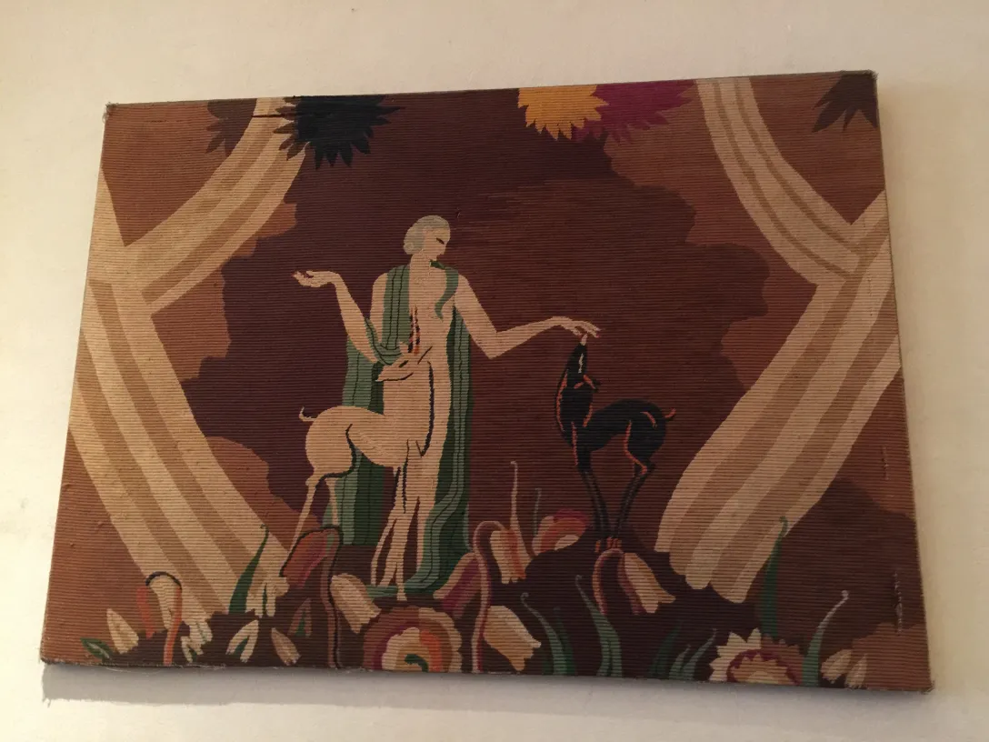 tapeçaria antiga com figura feminina e cervos