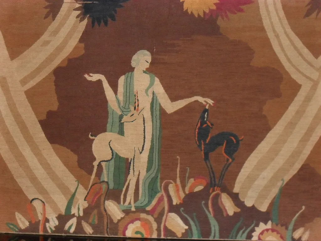 Antiker Wandteppich mit Hirschfiguren und bunten Blumen in einer natürlichen Umgebung