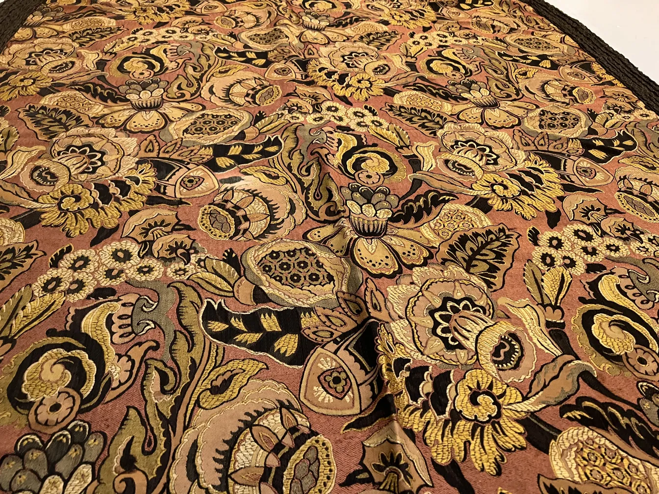 toalha de mesa antiga com padrão floral colorido