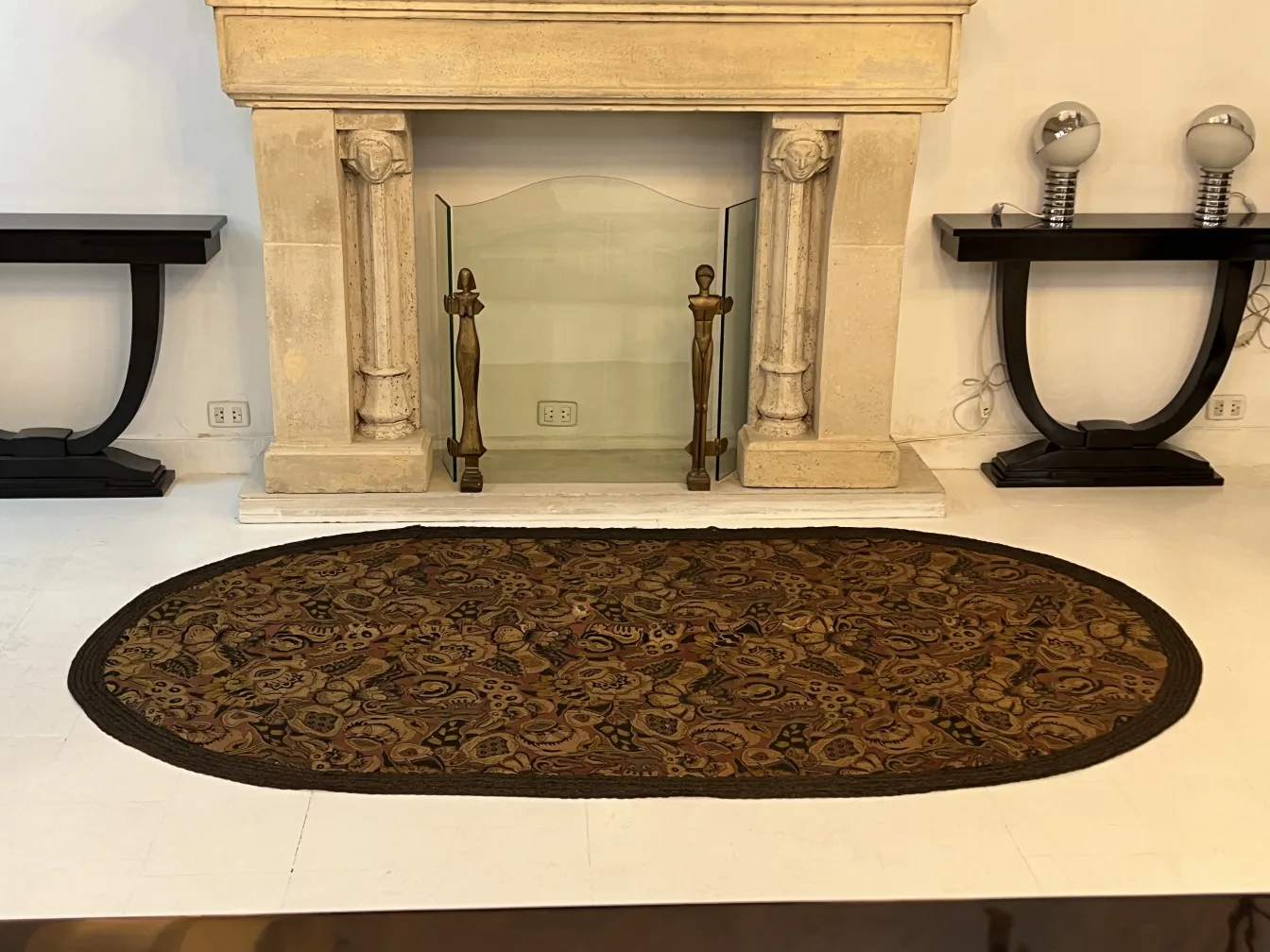 mantel ovalado antiguo decorativo en ambiente elegante