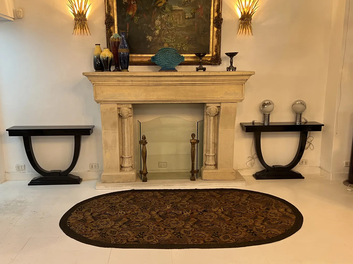 mantel antiguo de bordado con diseño floral y colores cálidos