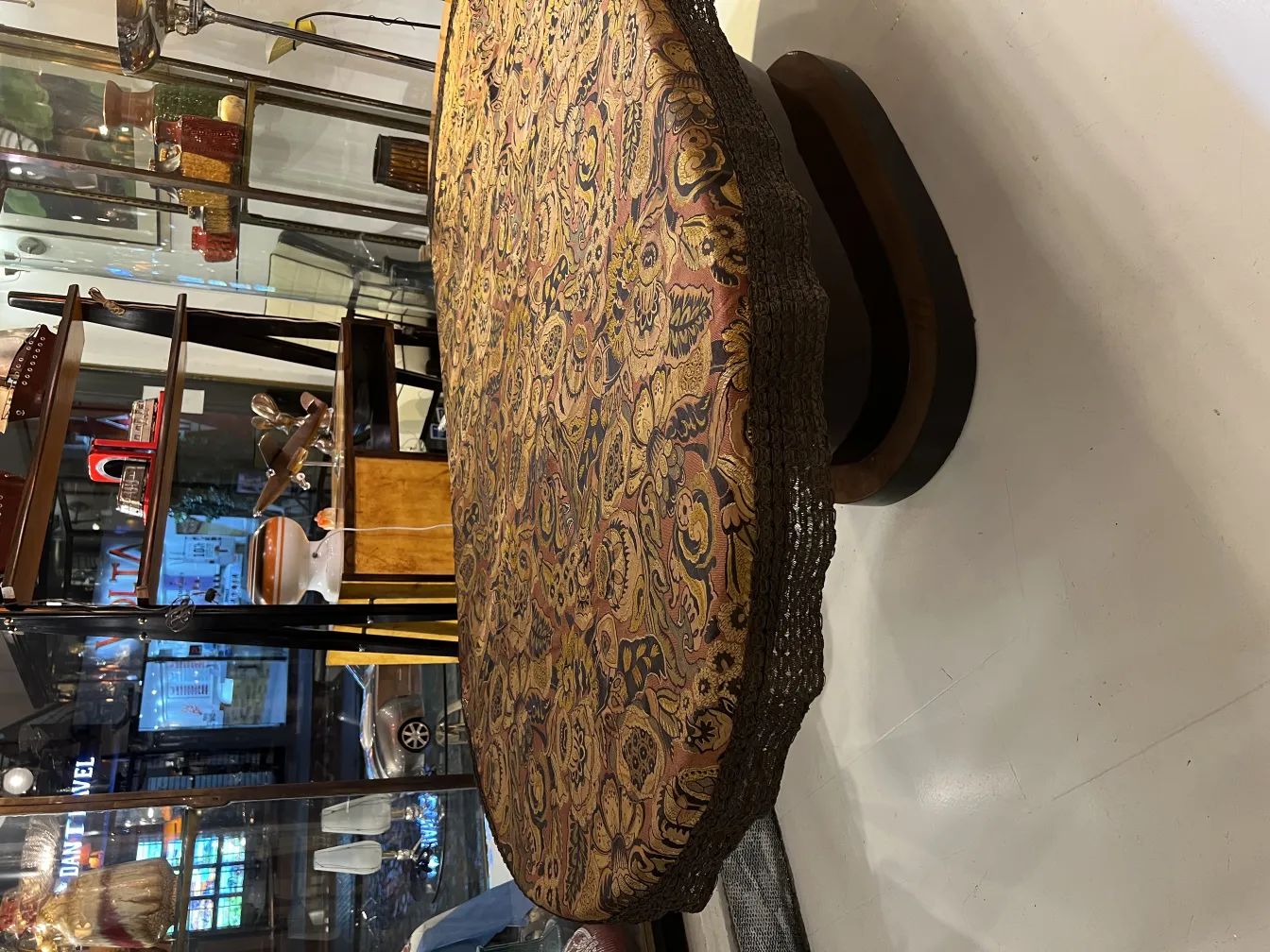 toalha de mesa antiga com padrões coloridos em ambiente decorativo