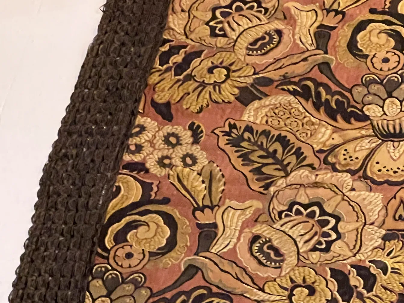 antike tischdecke mit lebhaften blumenmustern