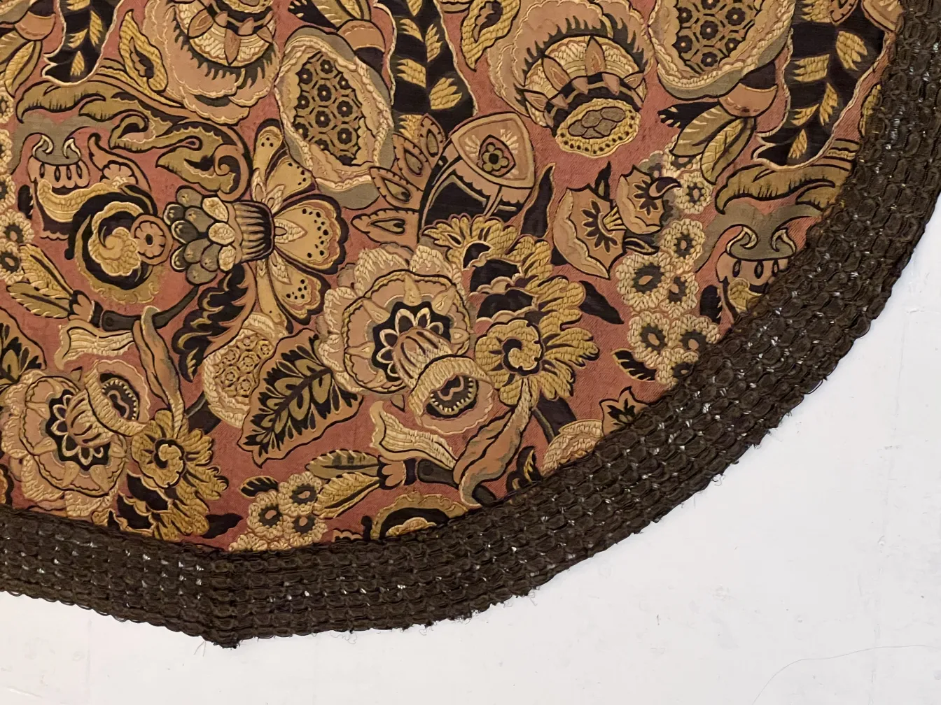 nappe antique avec un design floral coloré dans des tons chauds