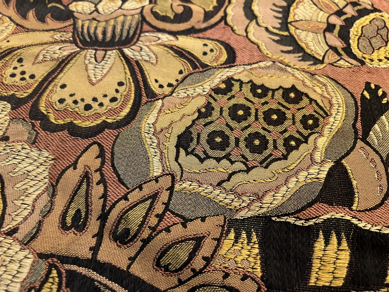 toalha de mesa antiga com bordado floral em tons quentes