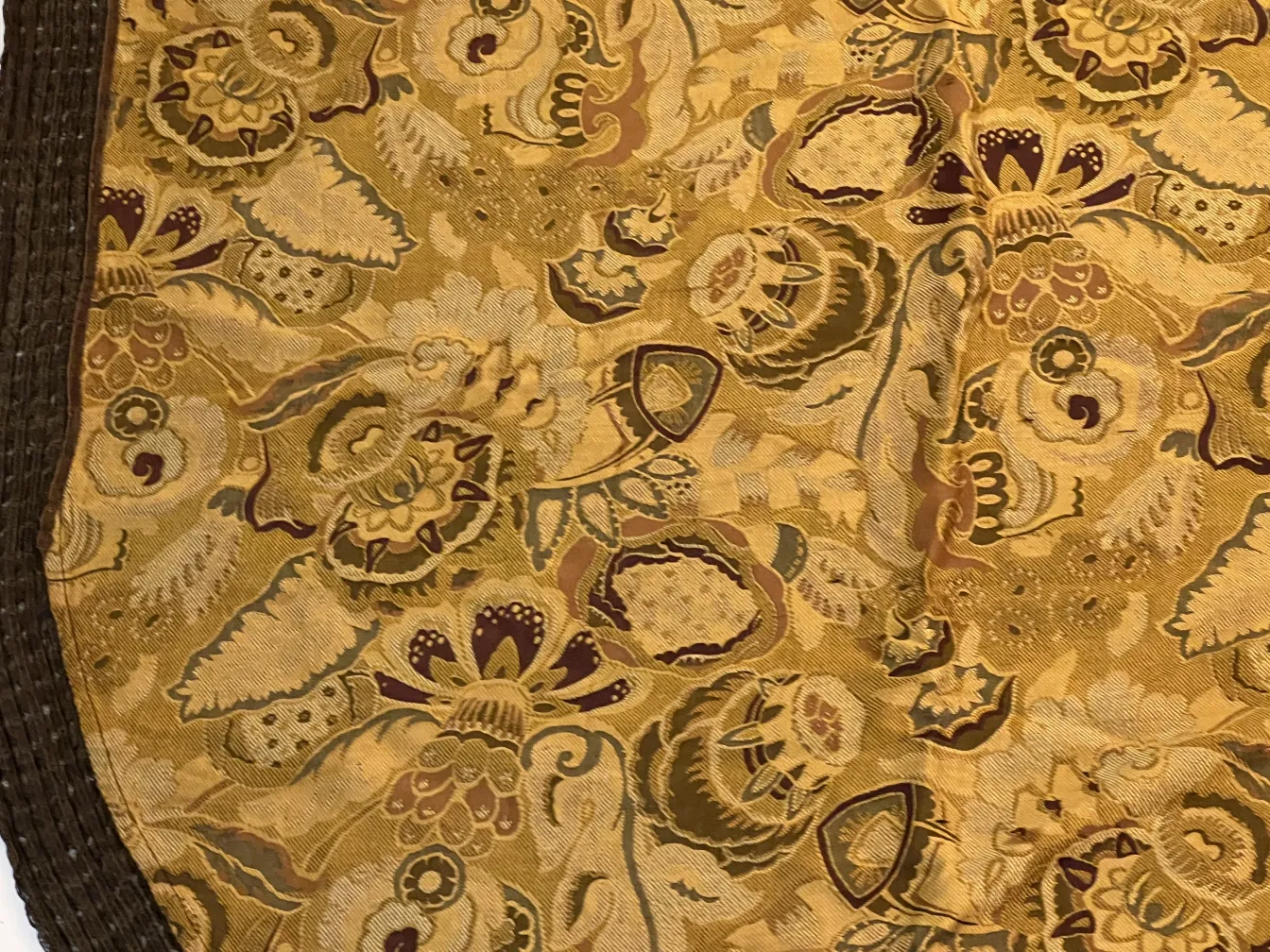 toalha de mesa antiga com design floral vibrante