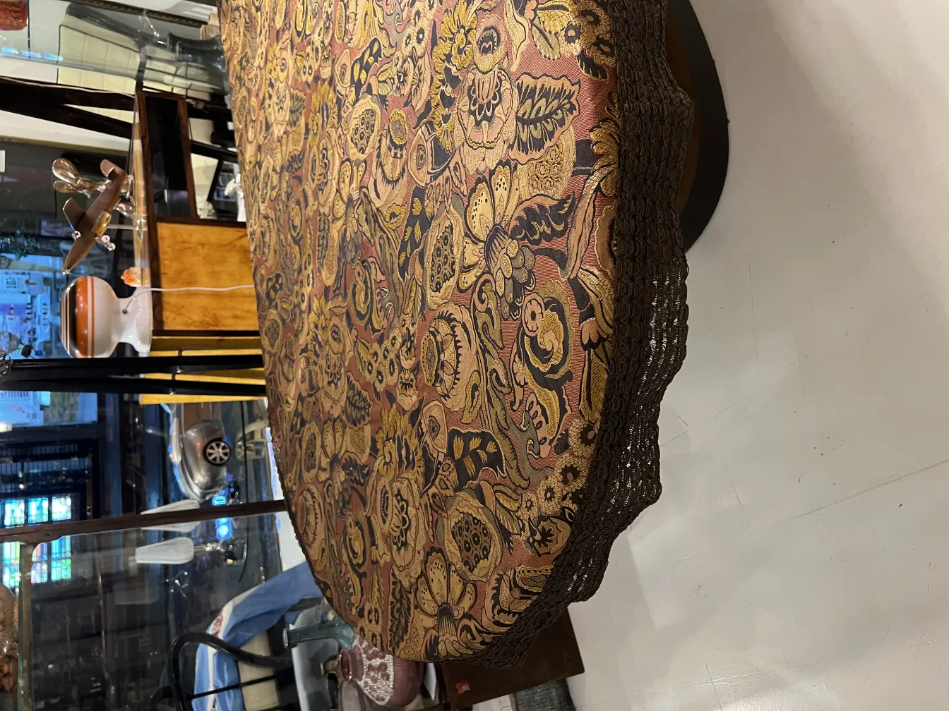 toalha de mesa antiga com um design floral vibrante em uma mesa