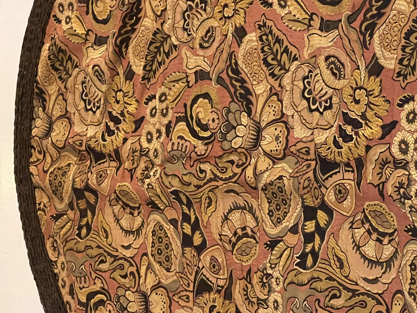 tovaglia antica decorativa con vivaci motivi floreali