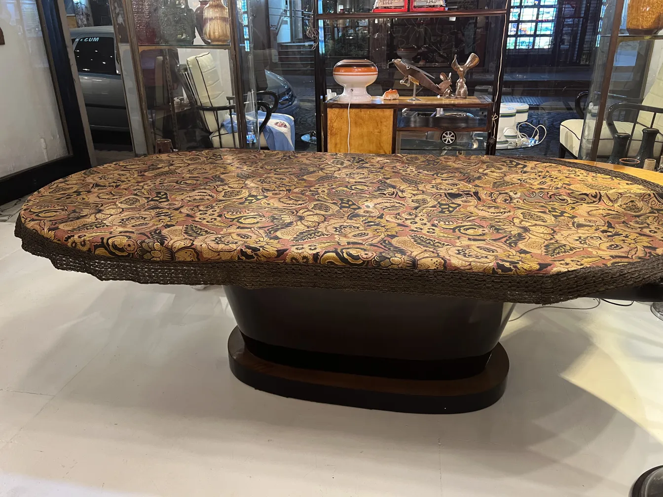 Tovaglia antica con decorazione floreale in un contesto vintage