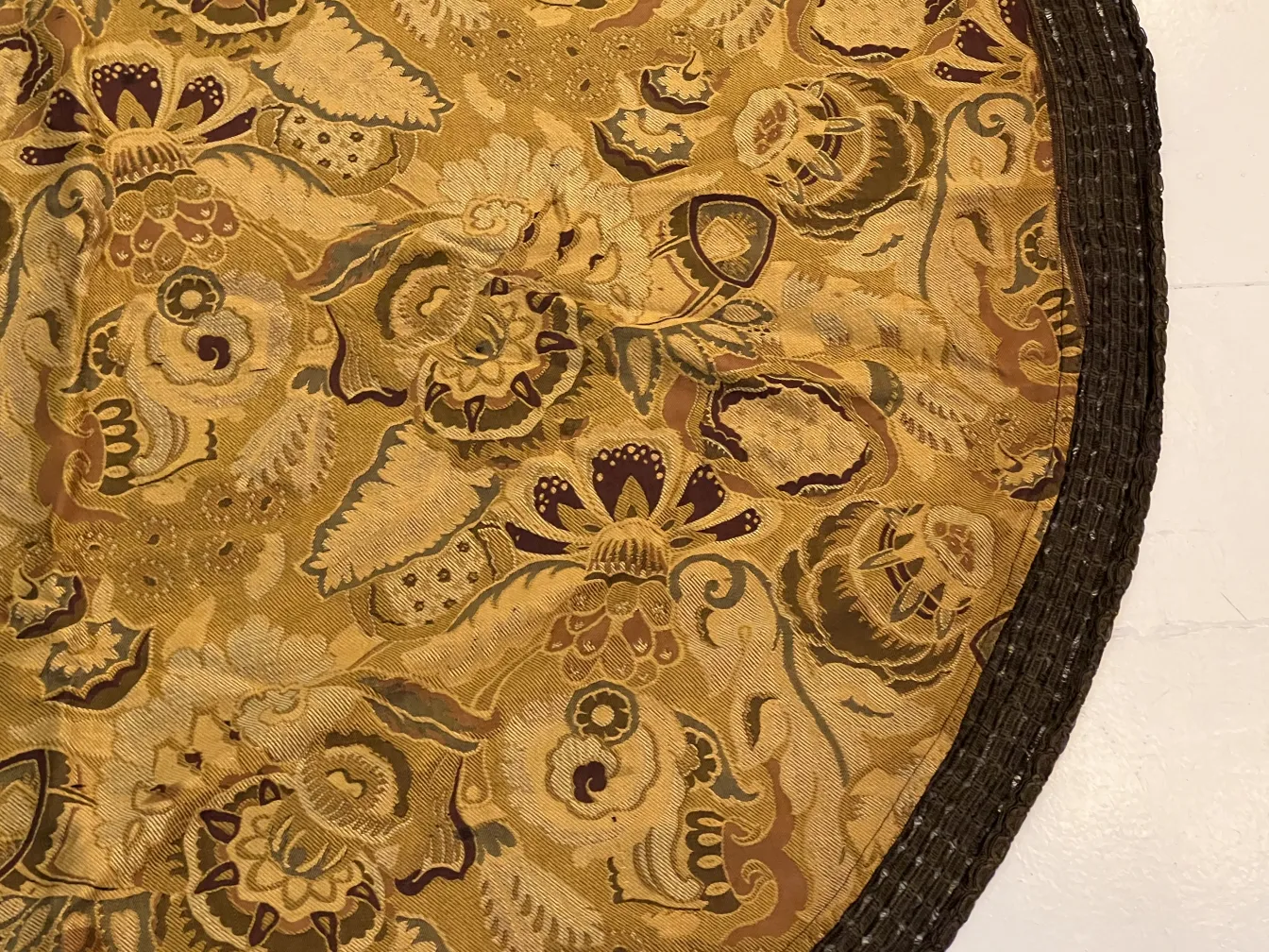 alte goldene Tischdecke mit klassischen Blumenmustern