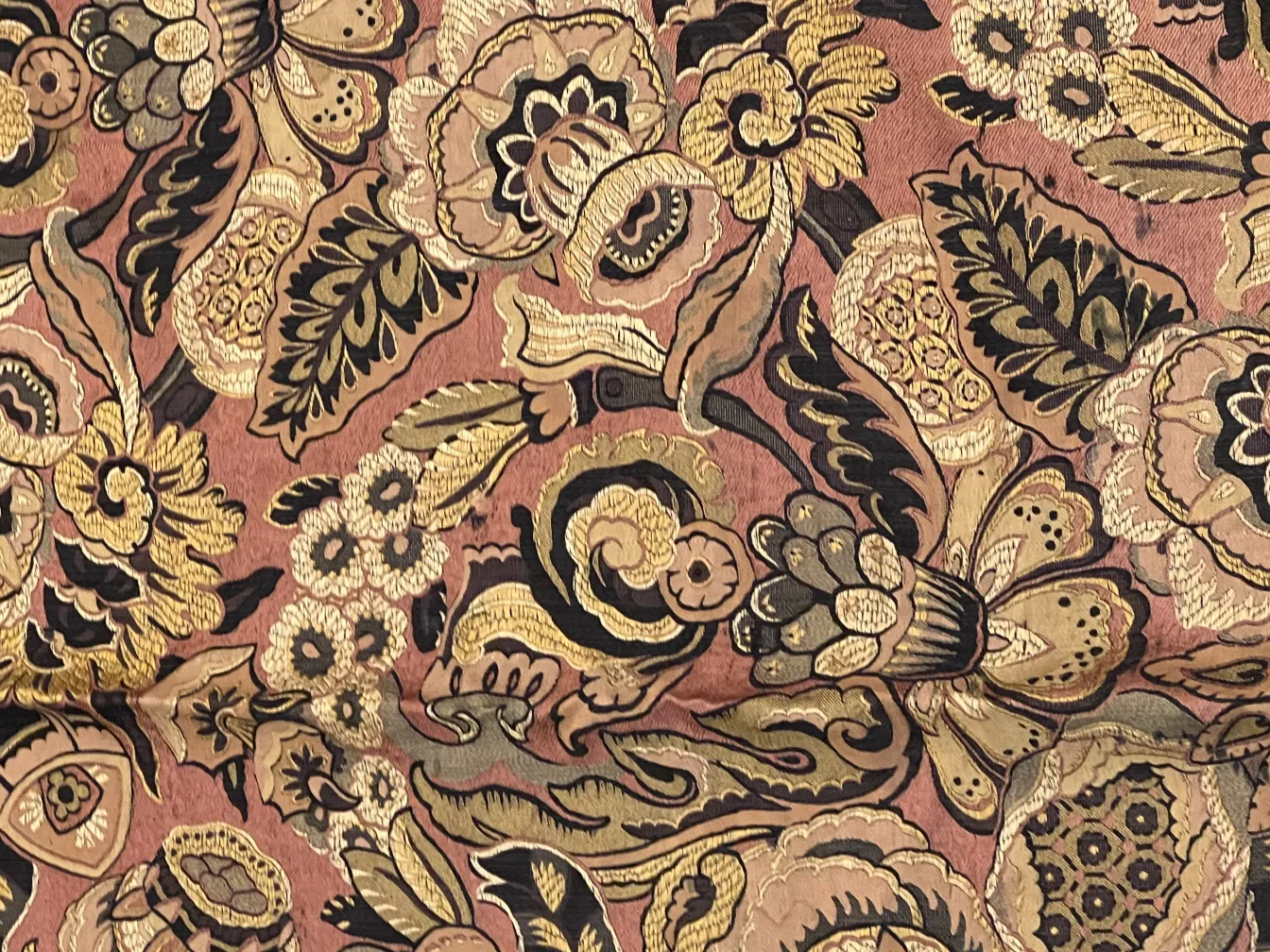 nappe ancienne avec un motif floral coloré