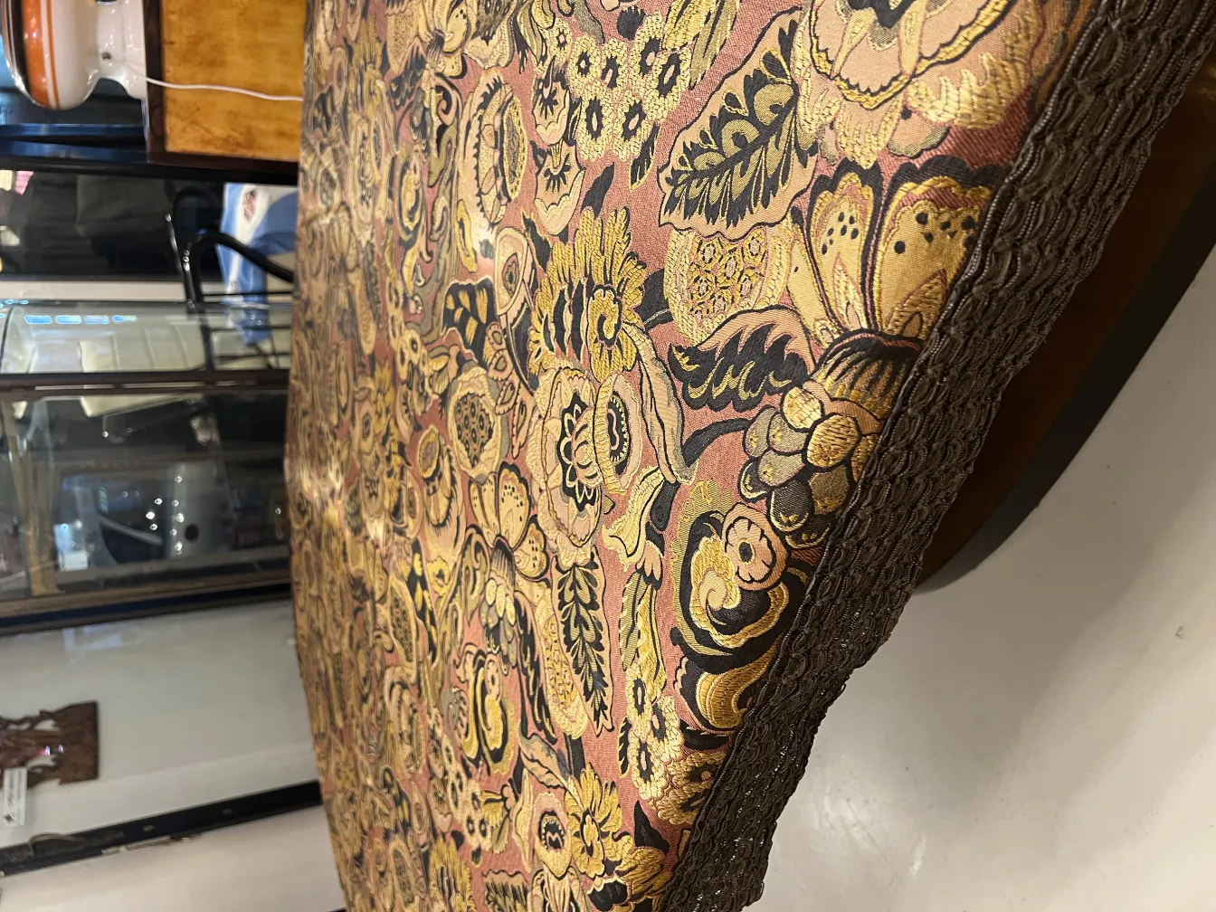 toalha de mesa antiga vibrante com desenhos florais