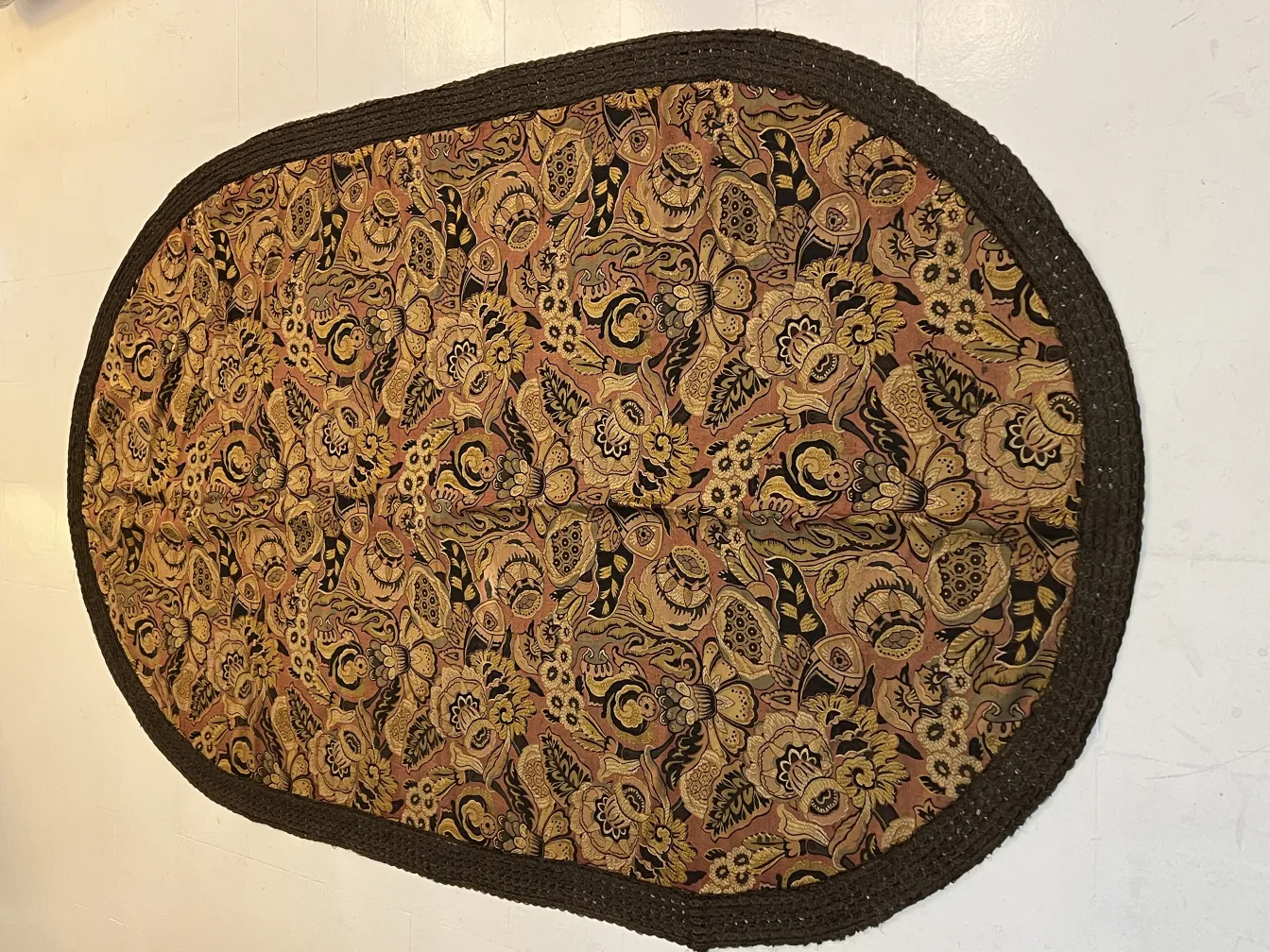 nappe ancienne avec un design floral chaud