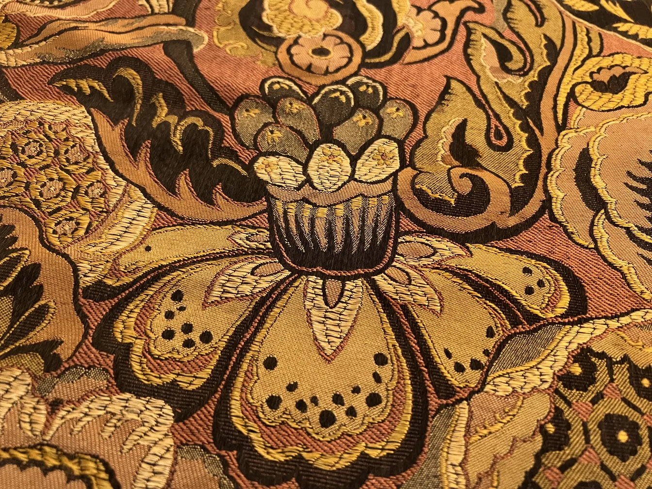 mantel antiguo con diseño floral en tonos cálidos