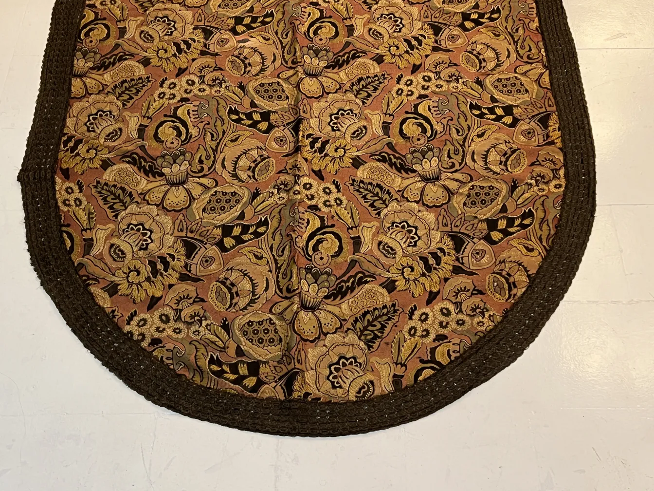 alte Tischdecke mit buntem Blumendesign in warmen Farben