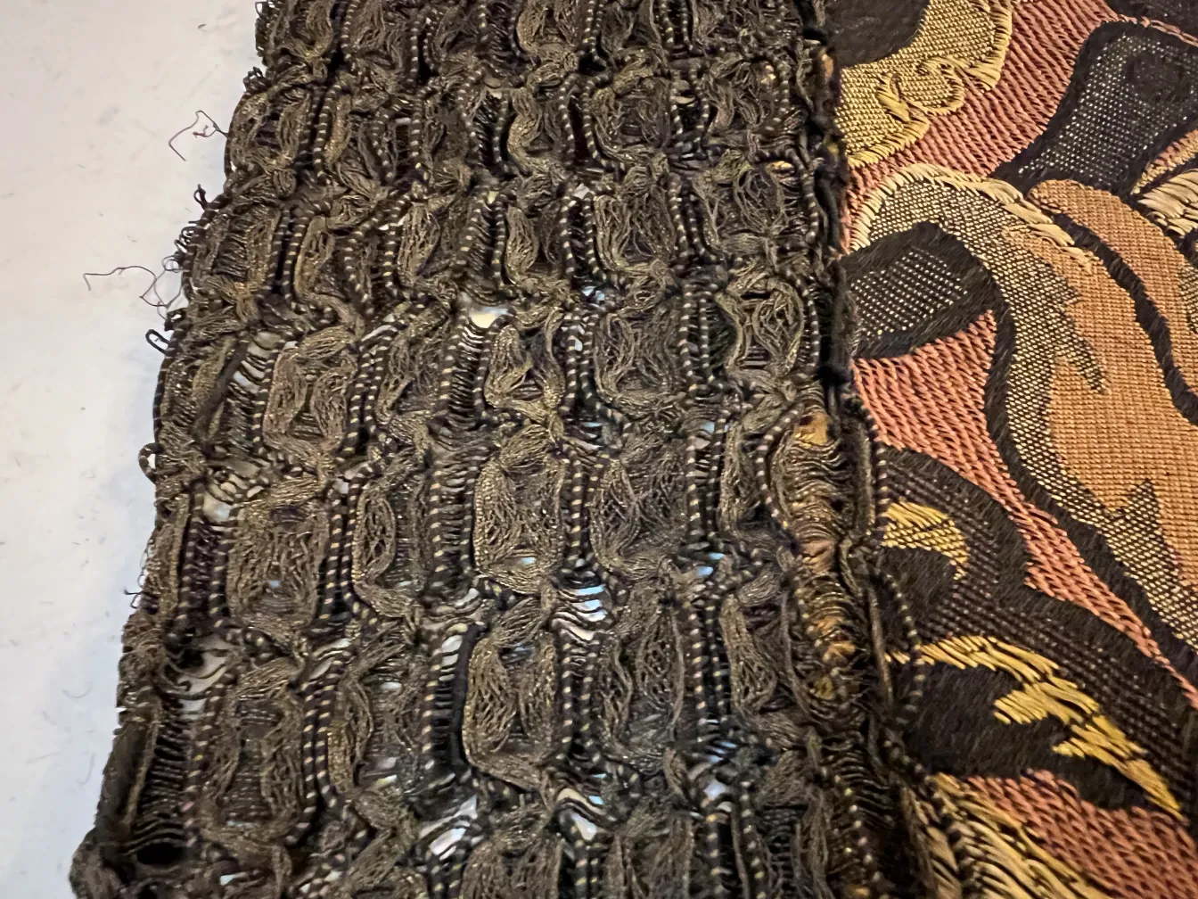 antike Tischdecke mit komplexem Design und dekorativen Details