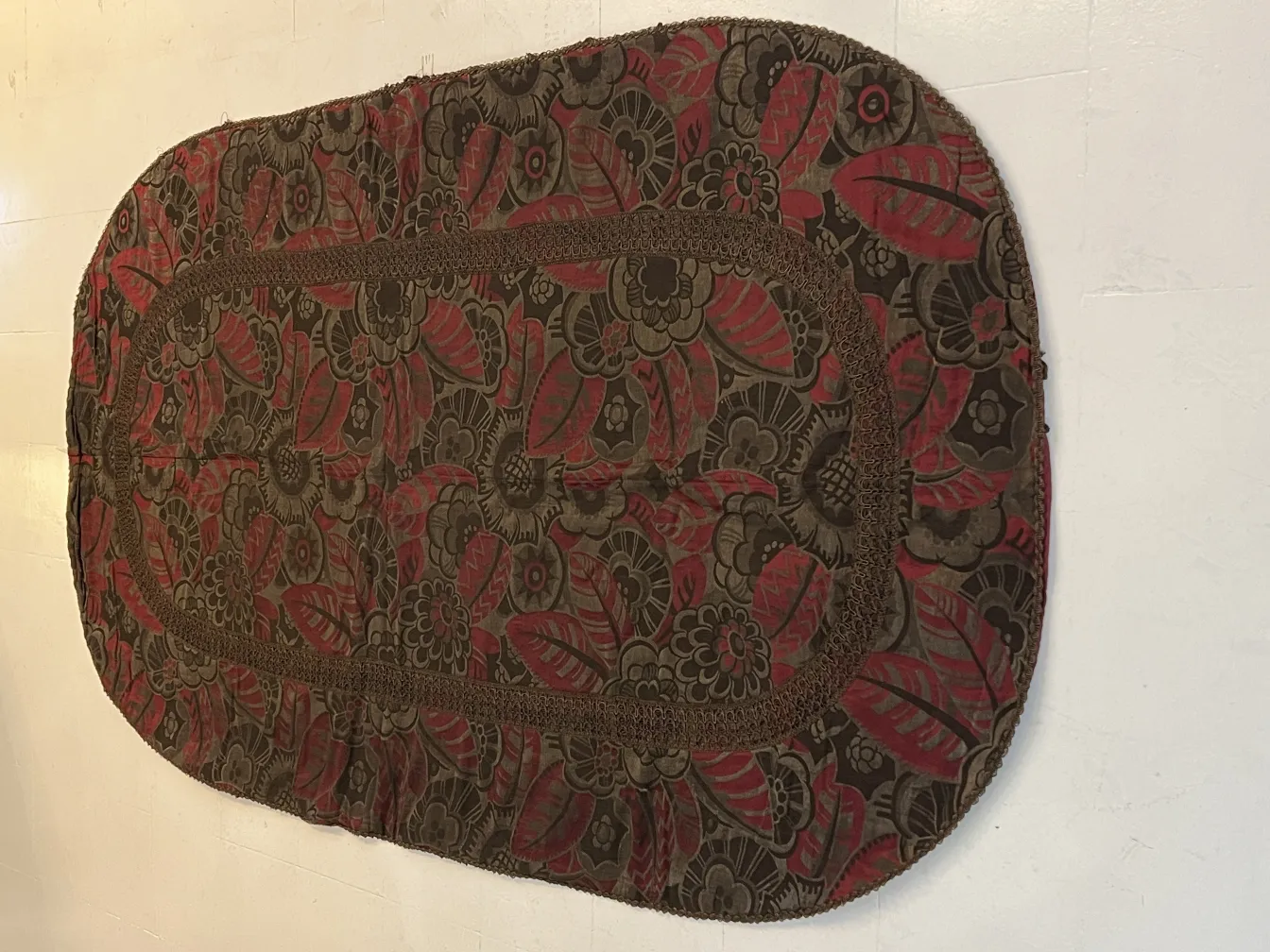 toalha de mesa antiga com padrões florais escuros