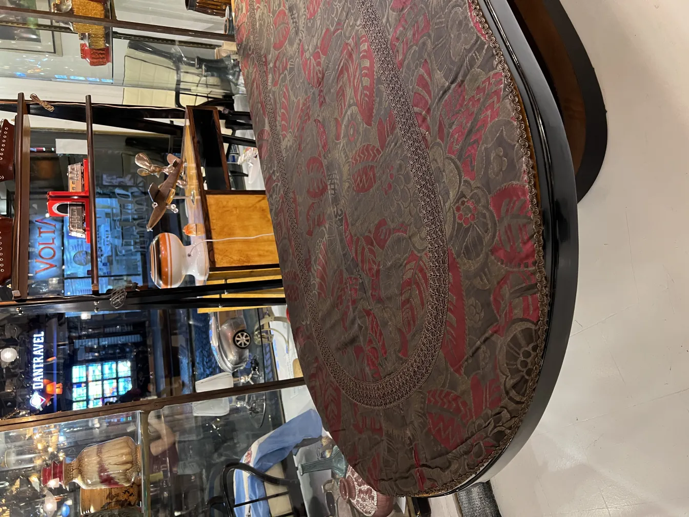 toalha de mesa antiga com padrões decorativos escuros