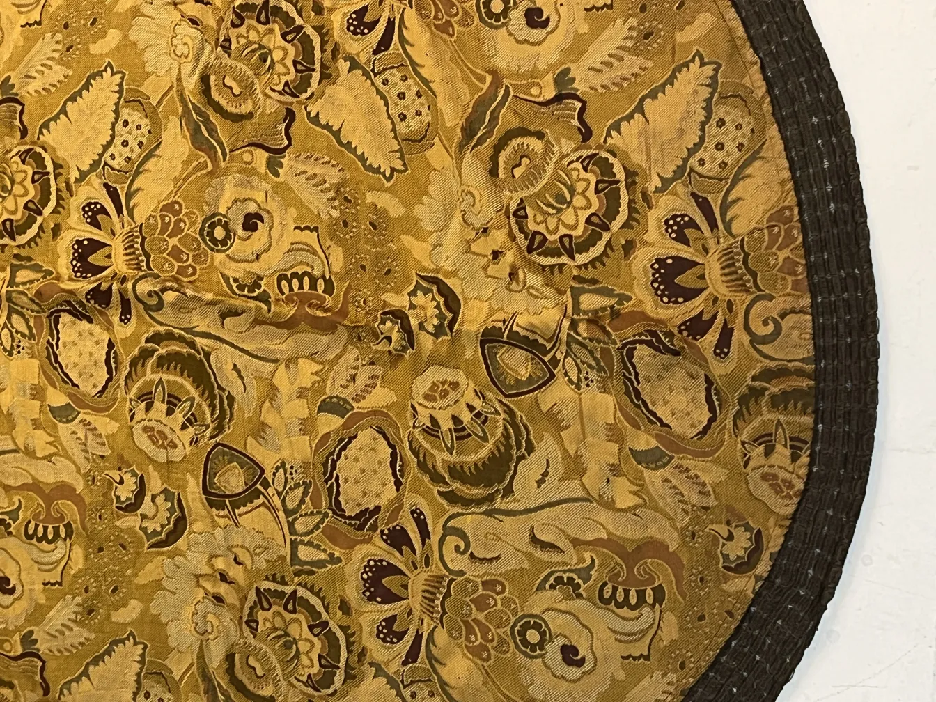 tovaglia antica con fondo dorato e motivi floreali scuri