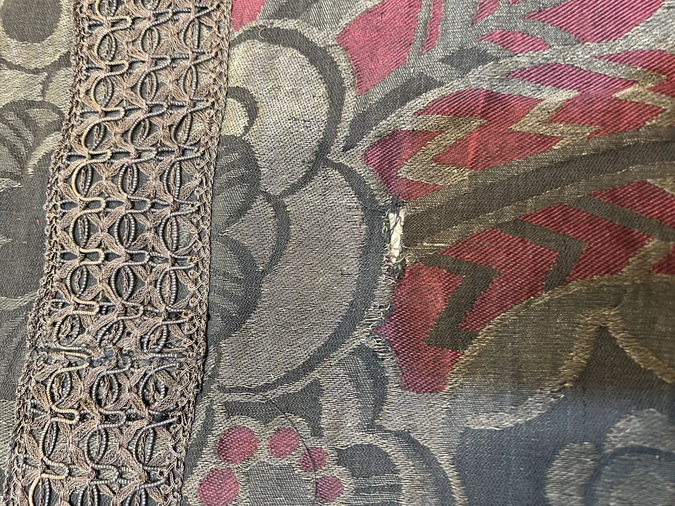 mantel antiguo con estampado floral multicolor