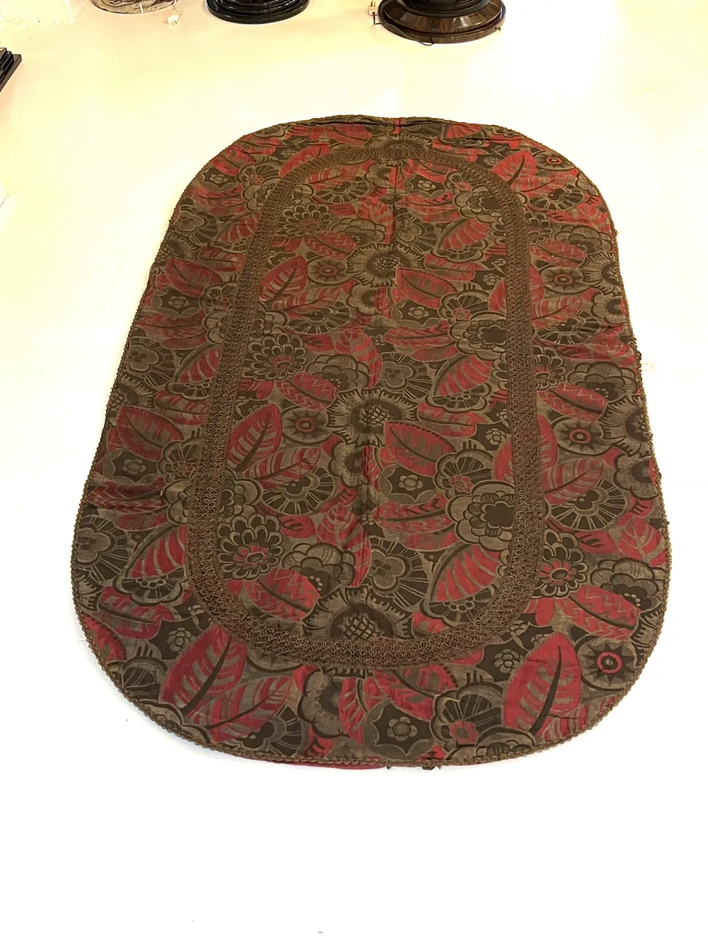 nappe ancienne avec un motif floral vibrant, cadre accueillant