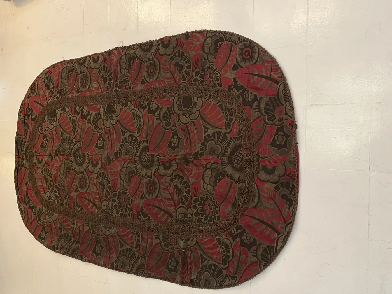 toalha de mesa antiga decorada com flores e folhas vermelhas