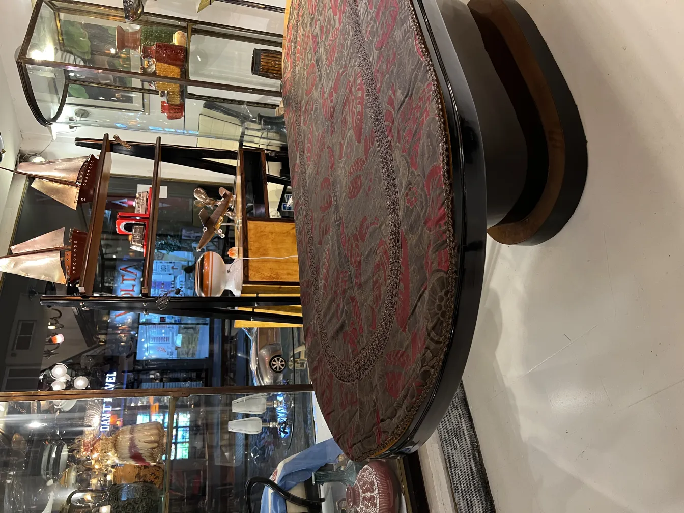 toalha de mesa antiga com padrões florais em um ambiente vintage