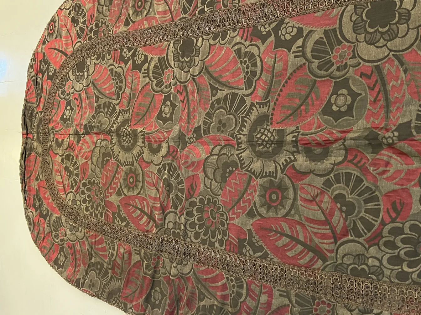 toalha de mesa antiga com padrão floral e de folhas coloridas